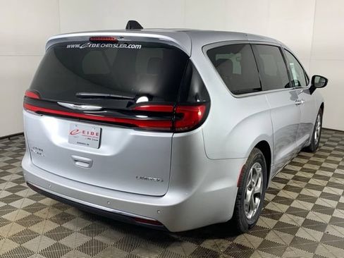 Used 2024 Chrysler Pacifica Limited FWD image 18
