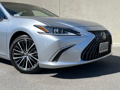 Used 2025 Lexus ES 350 w/ Premium Package FWD image 2