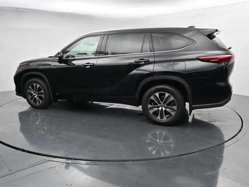 Used 2022 Toyota Highlander XLE AWD/4WD image 5