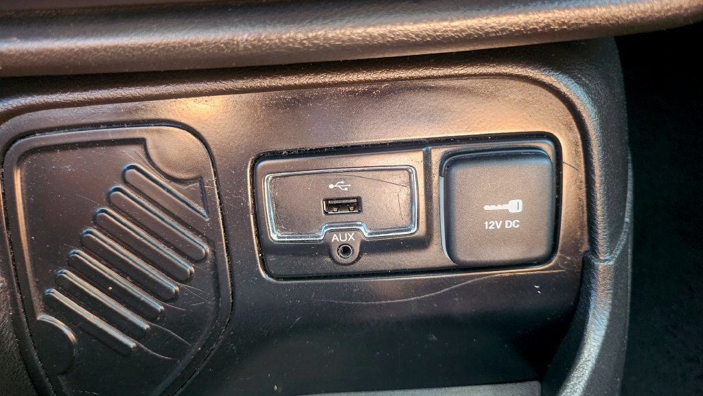 Used 2017 Jeep Renegade Altitude FWD image 30