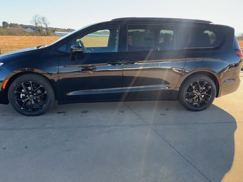 New 2026 Chrysler Pacifica Limited w/ S Appearance Package image 6