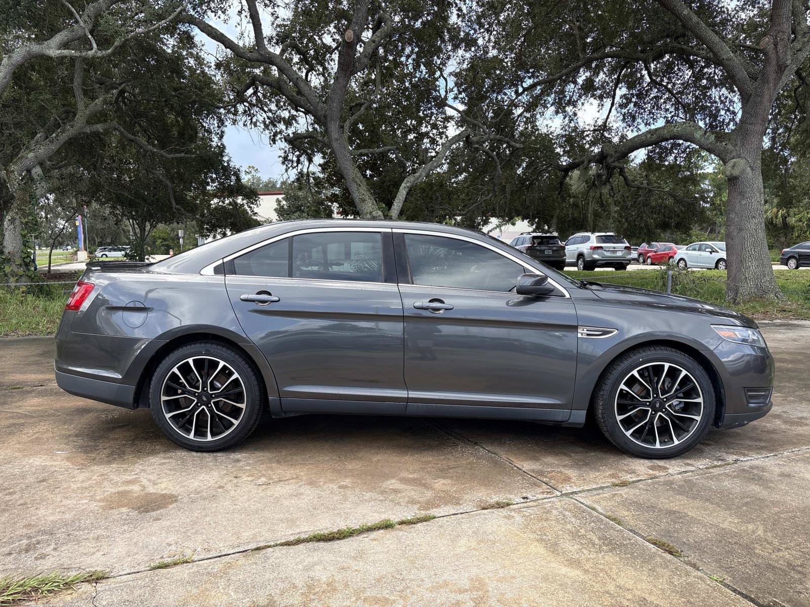 Used 2019 Ford Taurus SEL w/ Equipment Group 201A FWD image 2