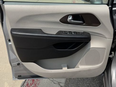 Used 2018 Chrysler Pacifica Touring-L FWD image 12