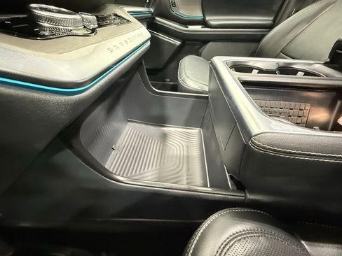 Used 2025 Ford Expedition Platinum image 50