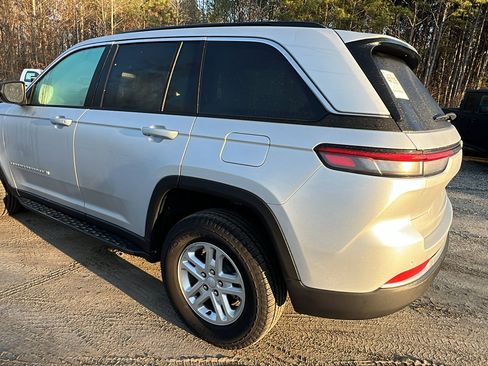 Used 2024 Jeep Grand Cherokee Laredo image 9