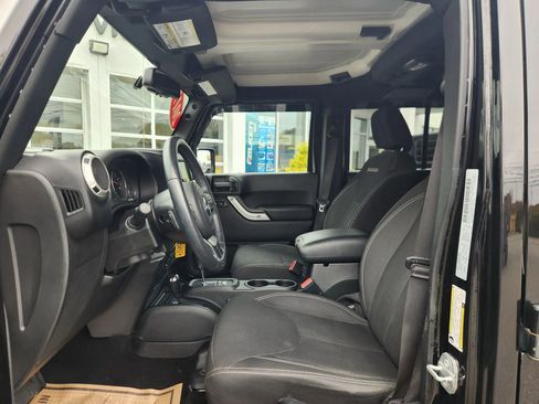 Used 2017 Jeep Wrangler Unlimited Sahara w/ Connectivity Group image 28