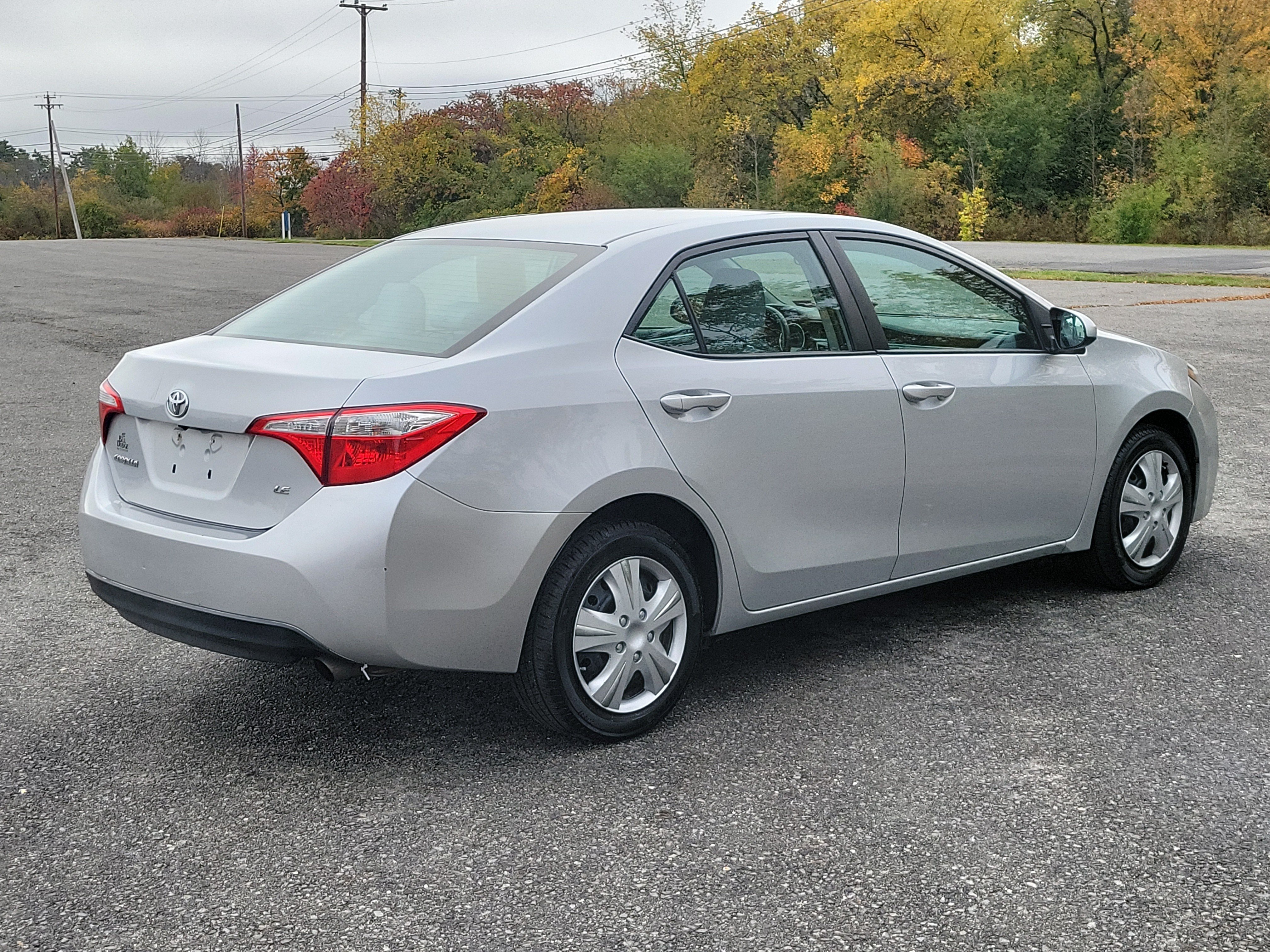 Used 2015 Toyota Corolla LE FWD image 5
