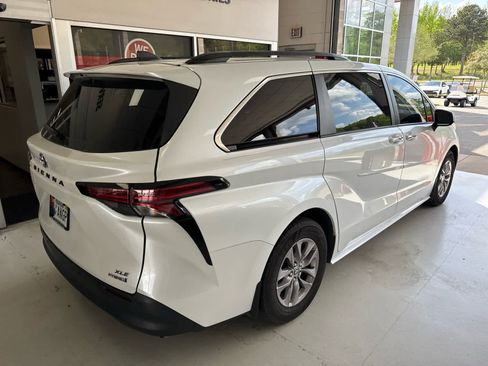 Used 2022 Toyota Sienna XLE image 4