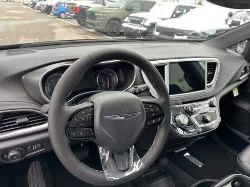 New 2026 Chrysler Pacifica Select image 3