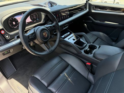 Used 2025 Porsche Cayenne Coupe AWD/4WD image 4