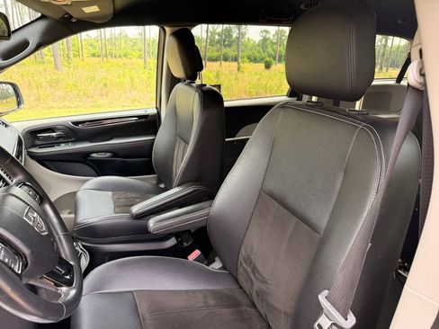 Used 2019 Dodge Grand Caravan SXT FWD image 12