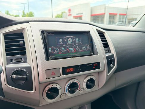 Used 2010 Toyota Tacoma 4x4 Access Cab V6 image 9