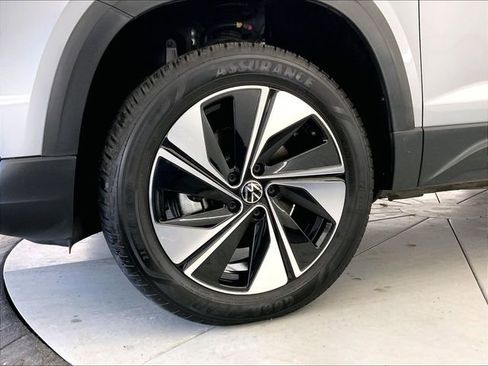 Certified 2024 Volkswagen Taos SE image 9