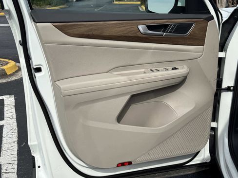 Used 2025 Volkswagen Atlas SE image 18