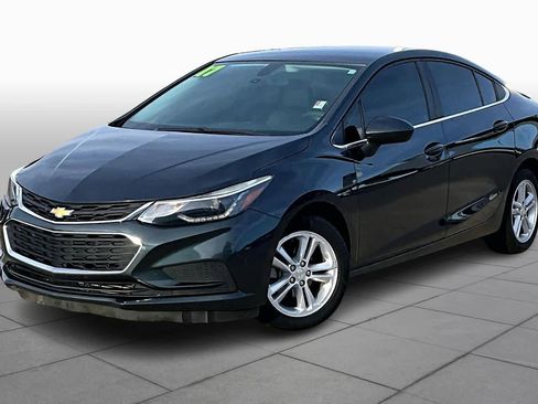 Used 2017 Chevrolet Cruze LT image 2