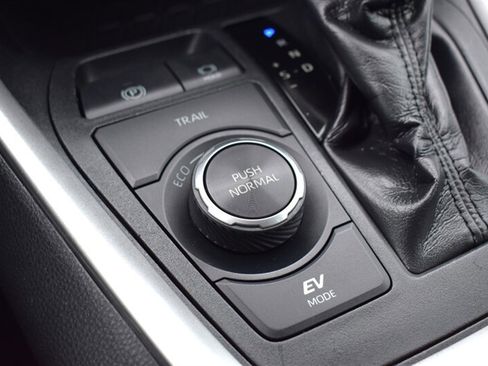 Used 2019 Toyota RAV4 LE w/ Carpet Mat Package AWD/4WD image 26