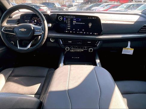 Used 2025 Chevrolet Suburban LT image 12