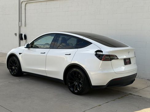 Used 2021 Tesla Model Y Long Range AWD/4WD image 7