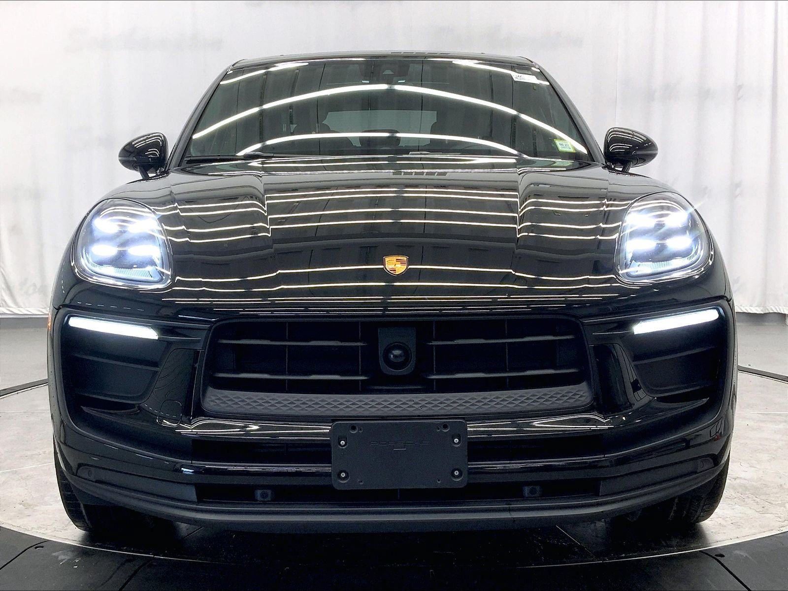 Certified 2023 Porsche Macan AWD/4WD image 10