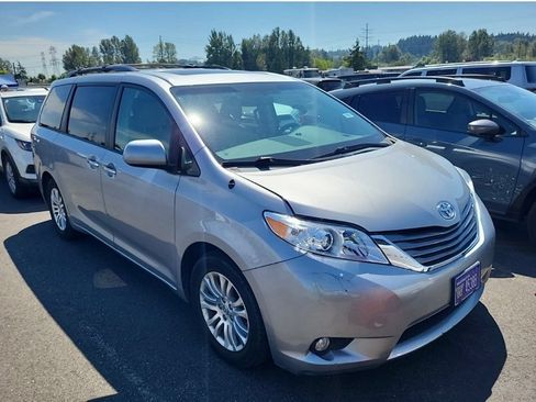 Used 2014 Toyota Sienna XLE FWD image 2