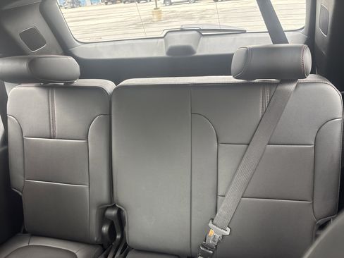 Used 2023 Chevrolet Traverse LT image 14