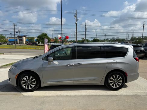 Used 2020 Chrysler Pacifica Touring-L Plus FWD image 7