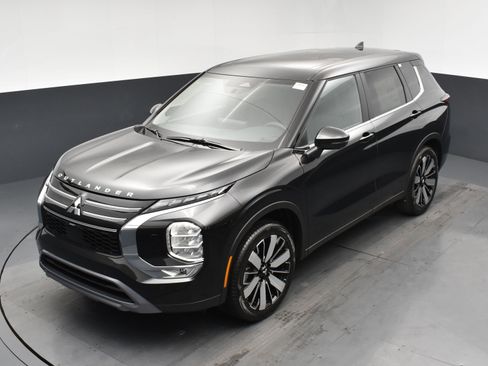 New 2025 Mitsubishi Outlander SE image 21