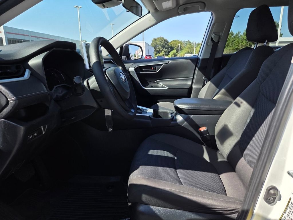 Used 2023 Toyota RAV4 LE FWD image 5