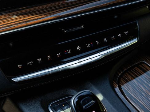Used 2024 Cadillac Escalade Premium Luxury AWD/4WD image 20