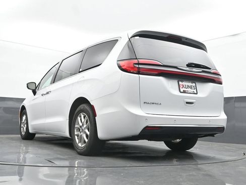 Used 2025 Chrysler Pacifica Select FWD image 47