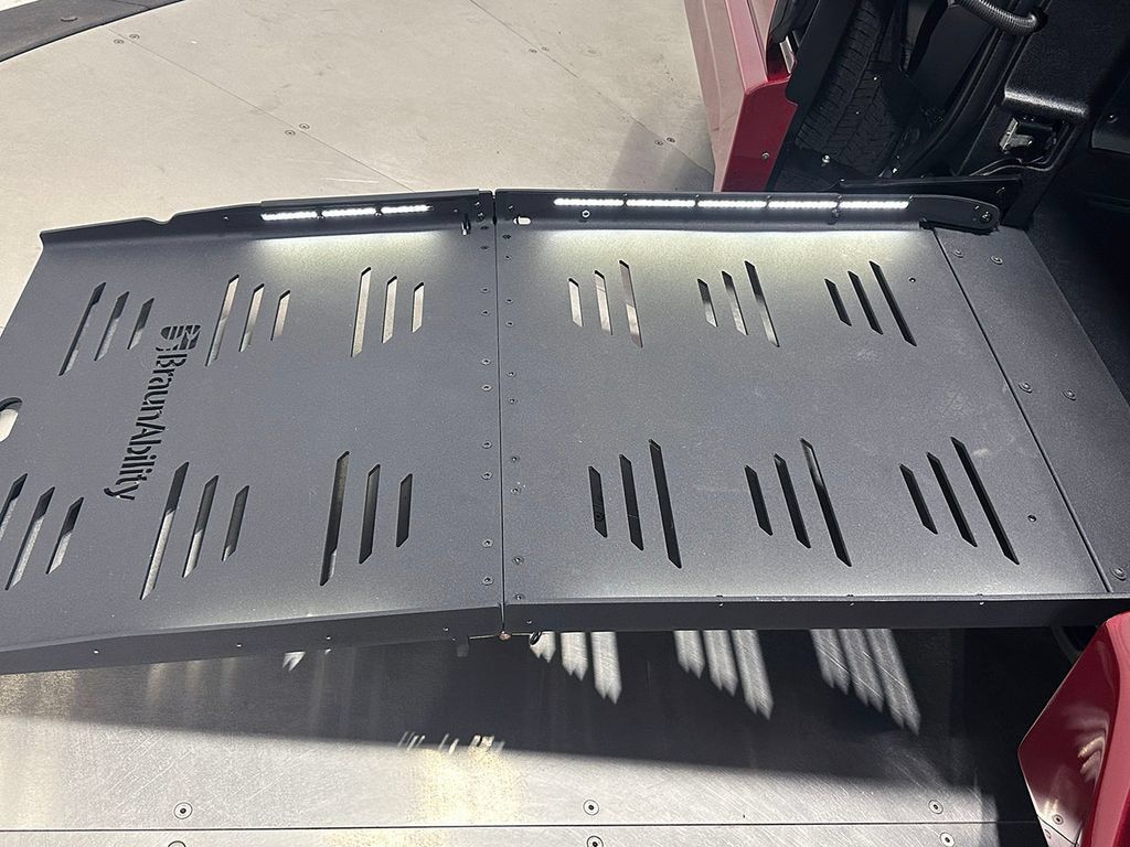 Used 2026 Toyota Sienna XLE FWD image 23