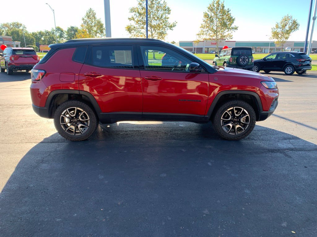 Used 2025 Jeep Compass Trailhawk AWD/4WD image 2