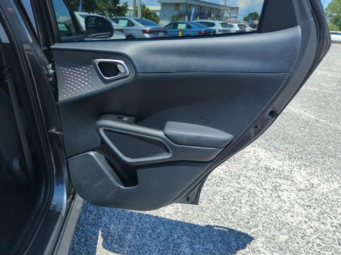 Used 2025 Kia Soul LX w/ LX Technology Package FWD image 30