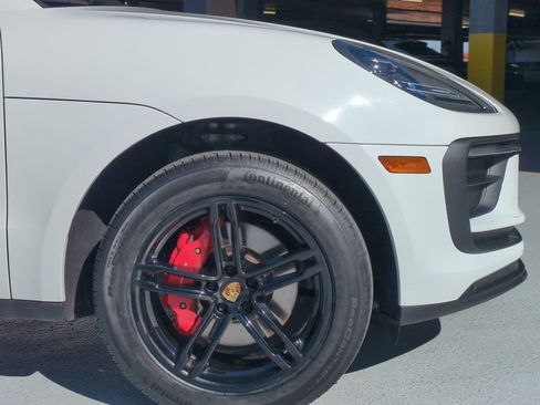 Certified 2022 Porsche Macan image 12