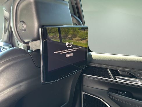 Used 2022 Jeep Wagoneer Series III w/ Premium Group I AWD/4WD image 19
