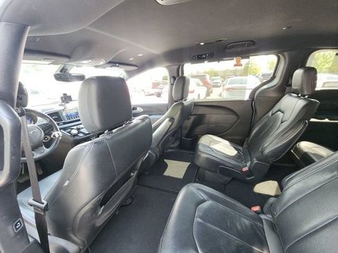 Used 2020 Chrysler Pacifica Touring-L w/ S Appearance Package FWD image 20