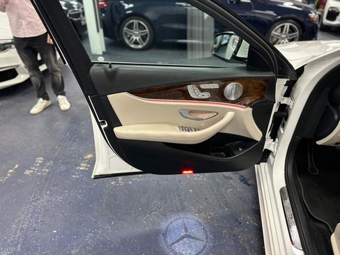 Used 2019 Mercedes-Benz E 300 4MATIC image 12