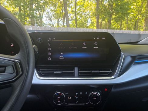 Used 2025 Chevrolet Trax LT FWD image 17