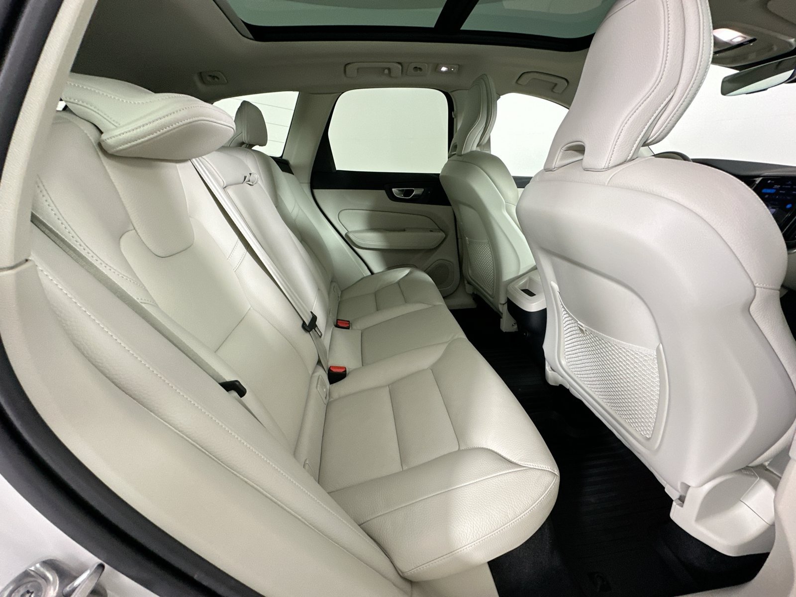 Certified 2024 Volvo XC60 B5 Plus w/ Climate Package AWD/4WD image 42