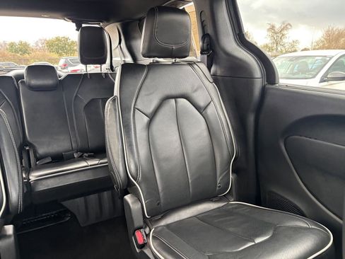Used 2025 Chrysler Pacifica Limited image 41