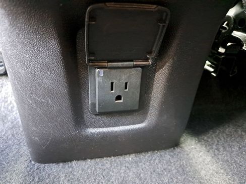 Used 2024 GMC Terrain SLT image 11