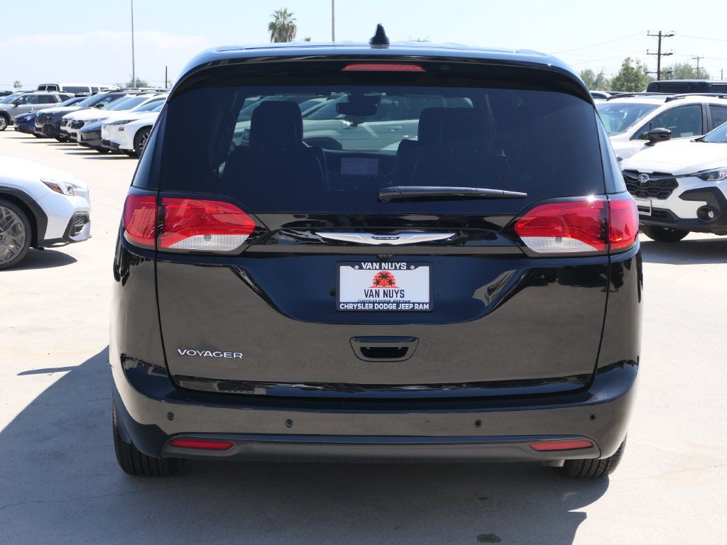 Used 2025 Chrysler Voyager LX FWD image 5