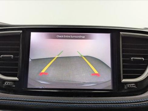 Used 2021 Chrysler Pacifica Touring-L image 29