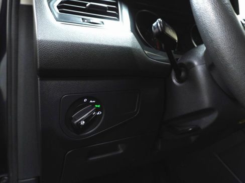 Used 2018 Volkswagen Tiguan S image 19