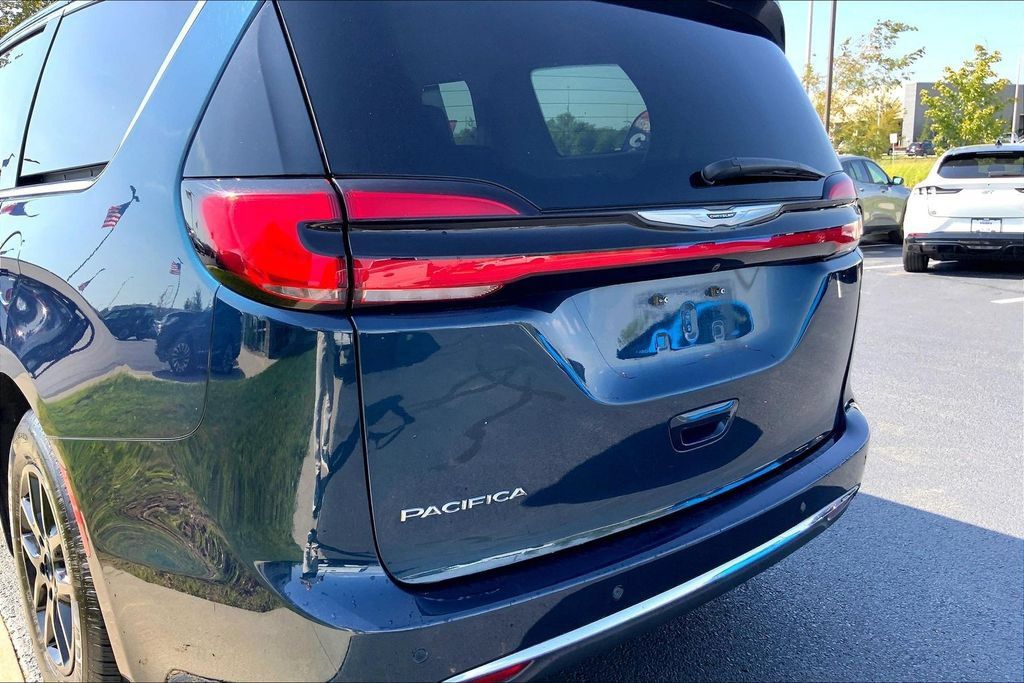 Used 2023 Chrysler Pacifica Touring-L FWD image 4