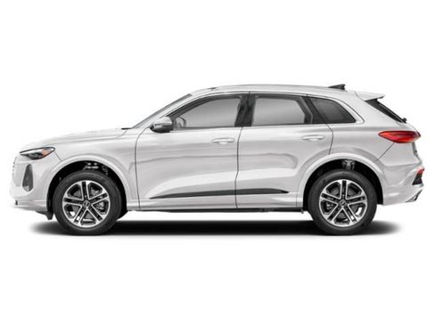 Certified 2025 Audi Q5 Premium image 2