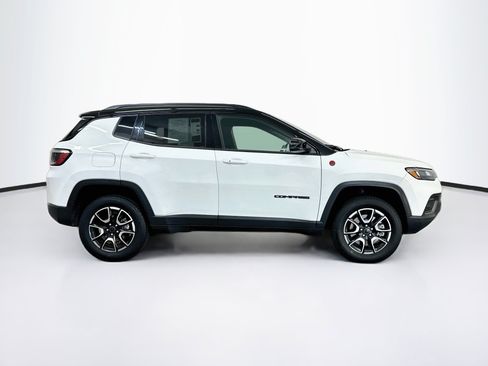 Used 2025 Jeep Compass Trailhawk AWD/4WD image 10