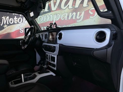 Used 2022 Jeep Wrangler Unlimited Sahara w/ Cold Weather Group image 18