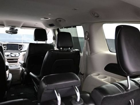 Certified 2024 Chrysler Pacifica Touring-L FWD image 25