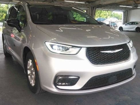 Used 2024 Chrysler Pacifica Touring-L FWD image 4